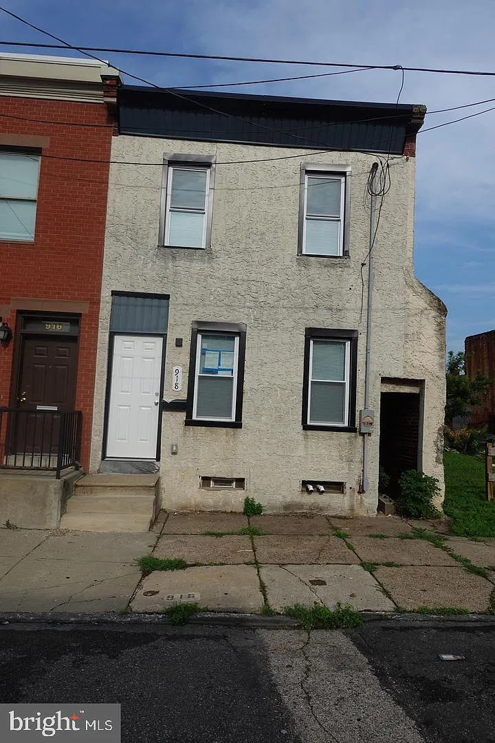 2 bed, 1.0 bath, 896 sqft, $1,400 — Photo 1