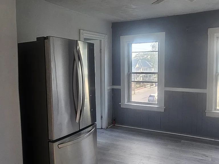 118 Chaplin St — Photo 8
