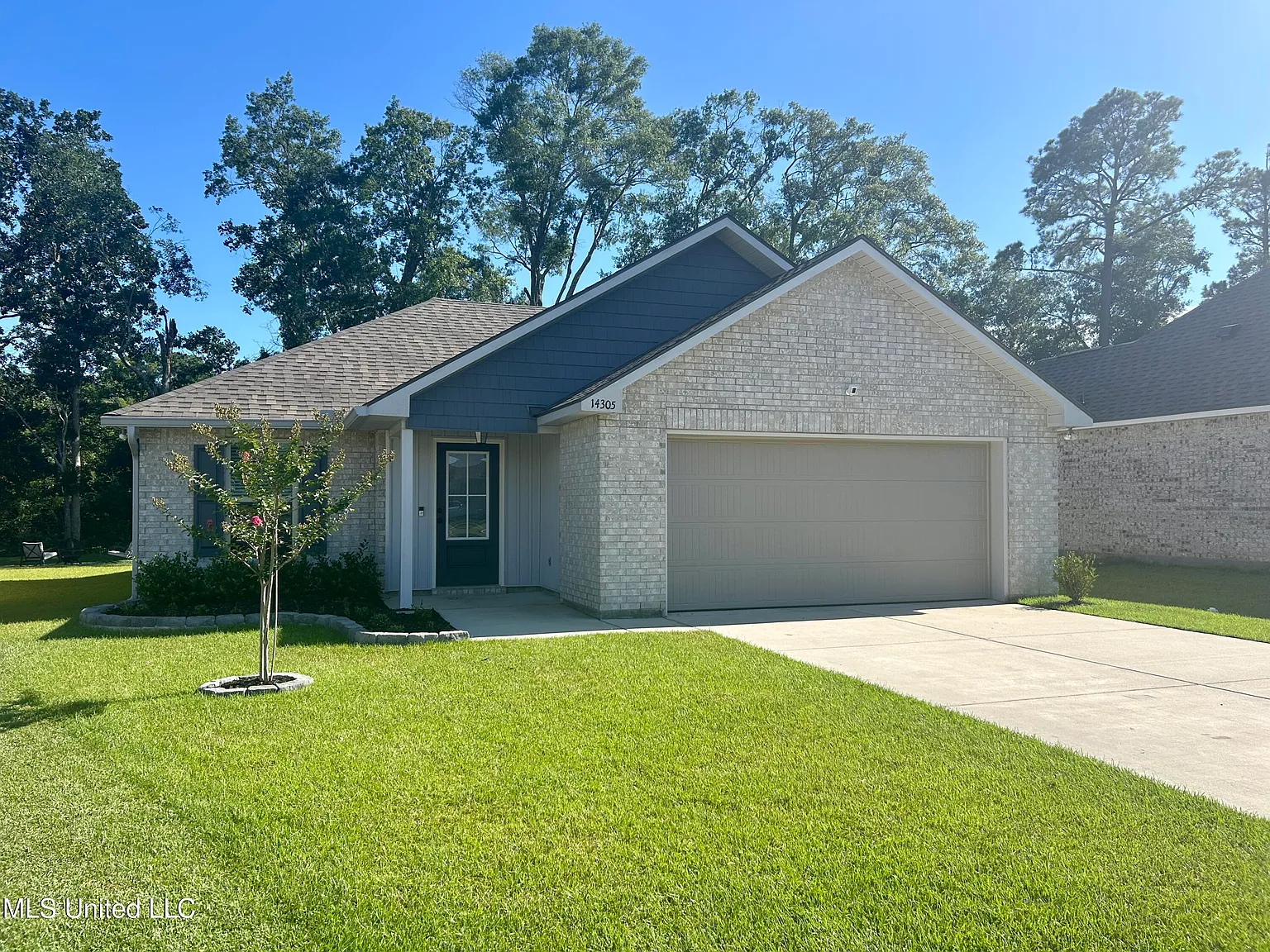 3 bed, 2.0 bath, 1490 sqft, $2,000 — Photo 2