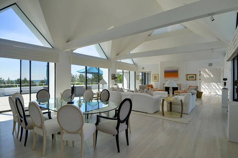 Spectacular Oceanfront — Photo 4
