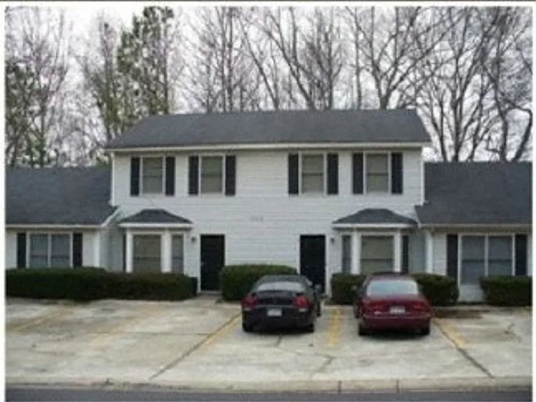 1215 Oakplace Dr — Photo 2