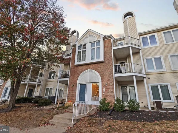 135 Pamela Ct, Levittown, PA 19057