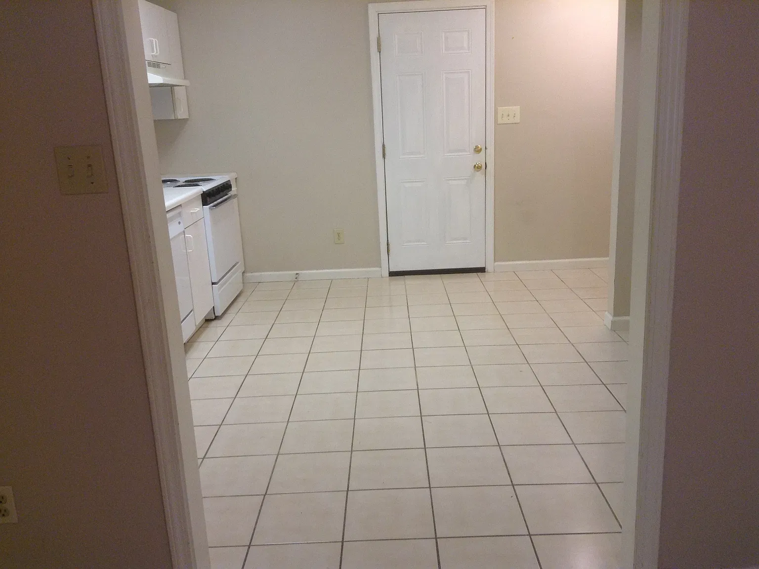 2 bed, 1972 sqft, $1,200 — Photo 2