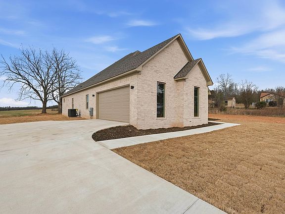 4th image of 295 Castleberry Rd