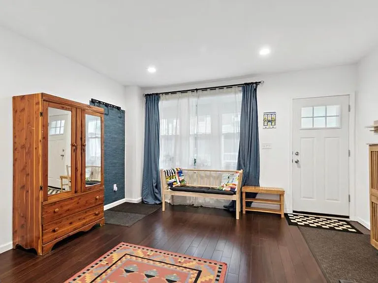512 N Holly St — Photo 3