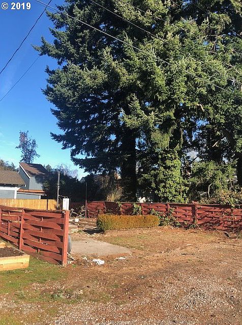 2nd image of 4015 SE Carlton St