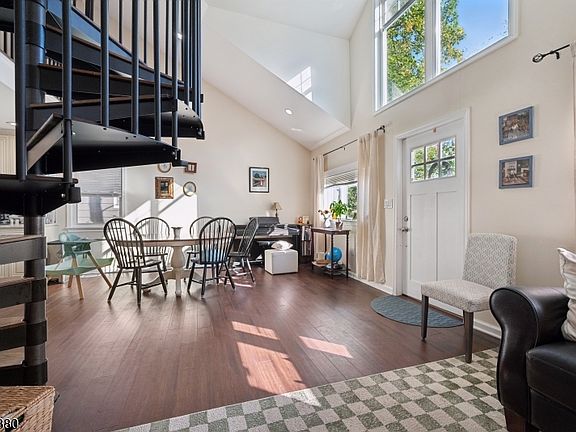 3rd image of 41 HILLCREST ROAD