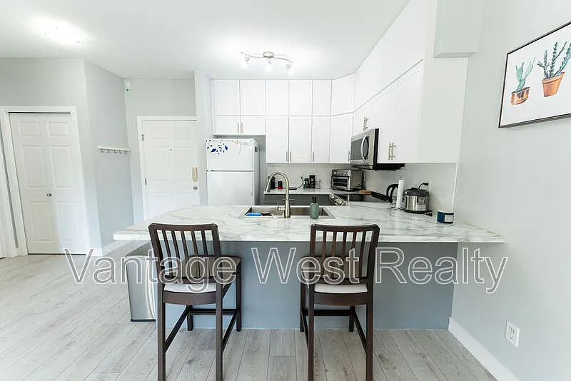 2 bed, 2.0 bath, 922 sqft, $1,995 — Photo 2