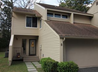 8 Stallion Ct, Charleston, SC 29407