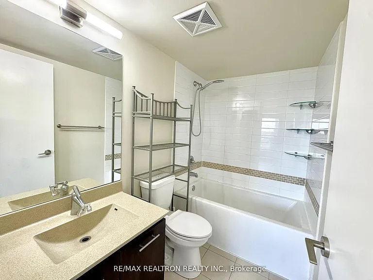 135 Village Green Sq #824 — Photo 14