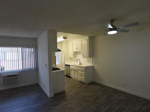 3rd image of 10815 Camarillo St