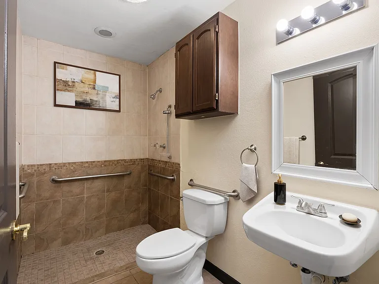 Masterson Condominiums — Photo 6