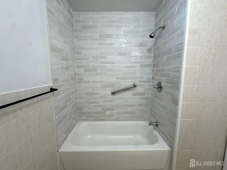 111 Harris Ave #4 — Photo 5