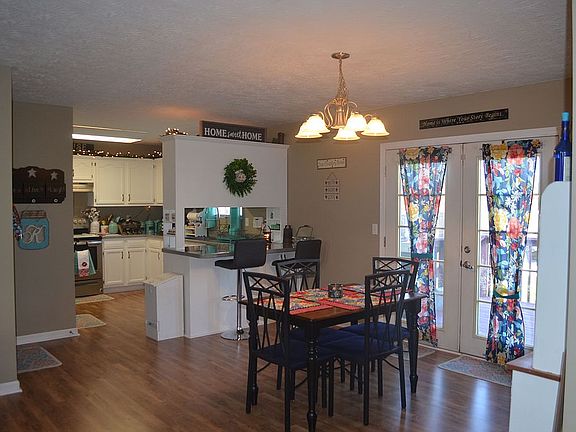 5th image of 804 Thorn Trace Dr