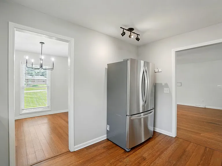 2413 Hoffman St — Photo 16