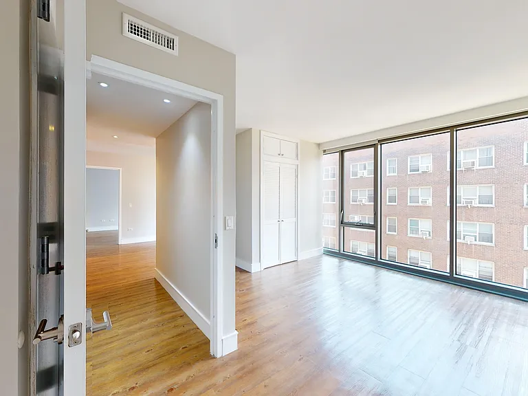 237 E 34th St #1004 — Photo 16