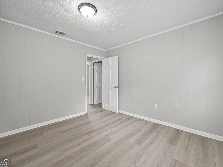 2830 Village Green Dr — Photo 3