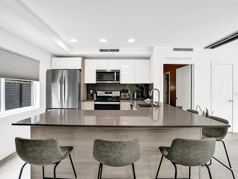 1601 NW 6th Ave — Photo 7