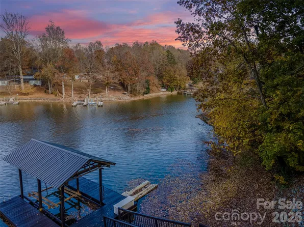 7087 Cove Creek Dr, Sherrills Ford, NC 28673