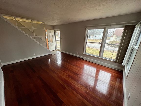 3rd image of 2220 Suncrest Dr