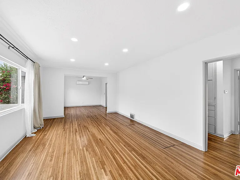 1050 S Hayworth Ave — Photo 3