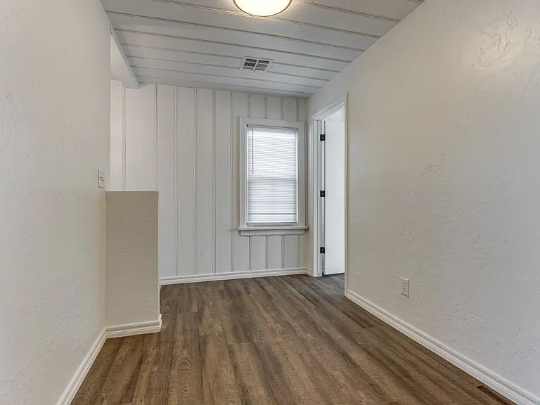 2115 N Billen Ave — Photo 14