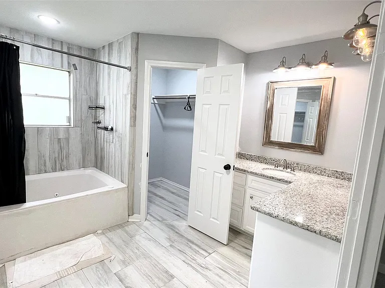 803 Glen Hollow Dr — Photo 10