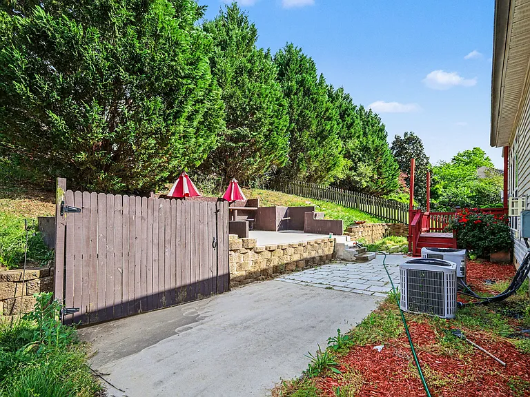 2119 Baggins Ln — Photo 31