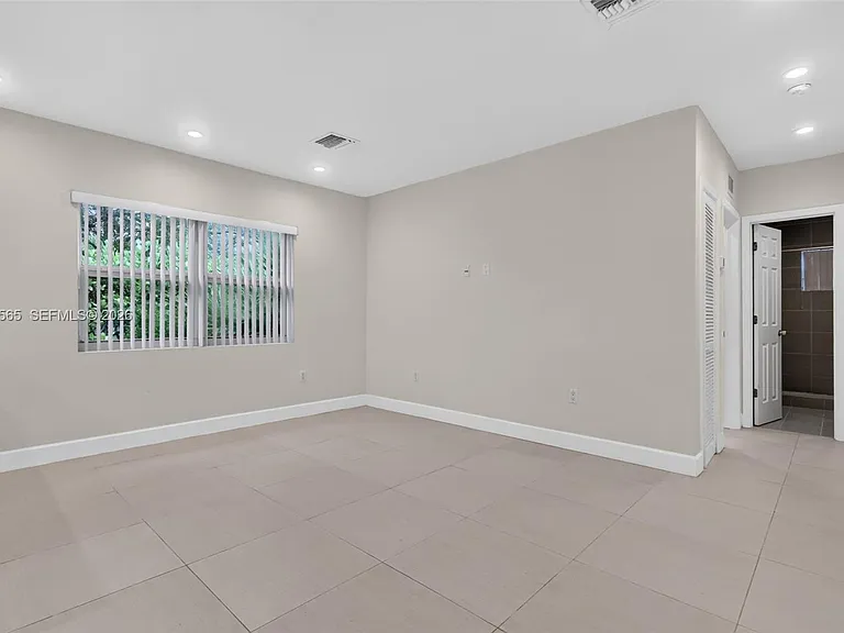 12800 NE 11th Ave #3 — Photo 5