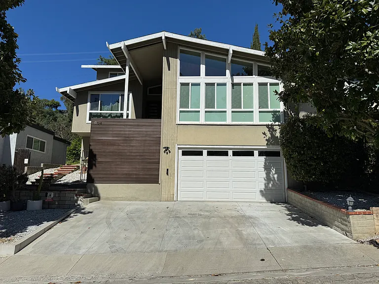 604 Indiana Ter — Photo 1