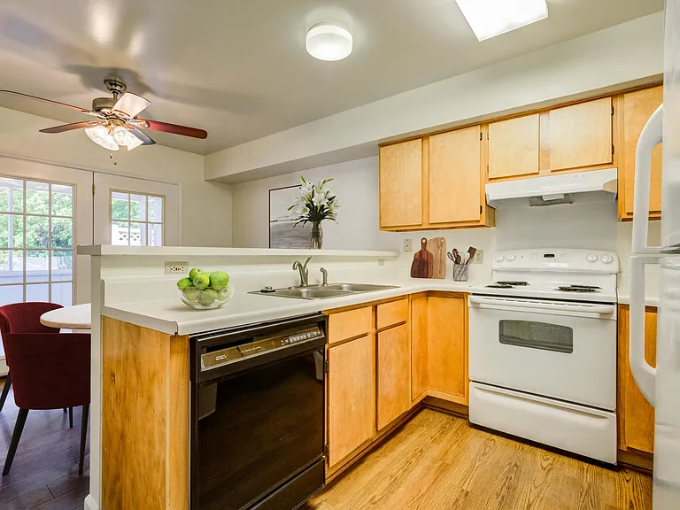Dahlgren Townhomes — Photo 7