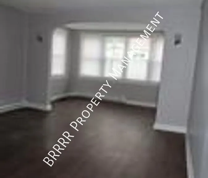 242 E Holland St — Photo 4