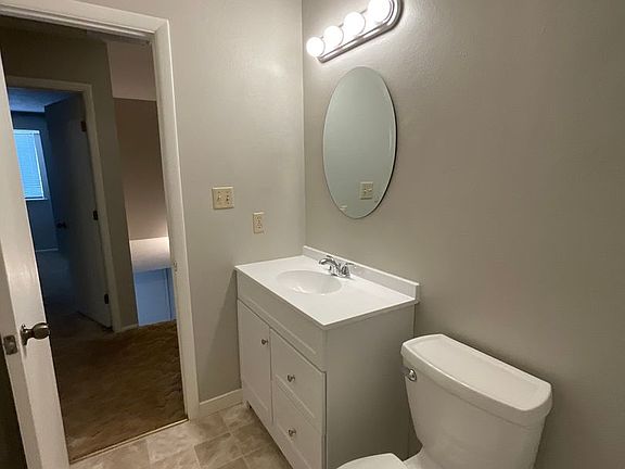 4th image of 1621 Farmington Ave APT 2
