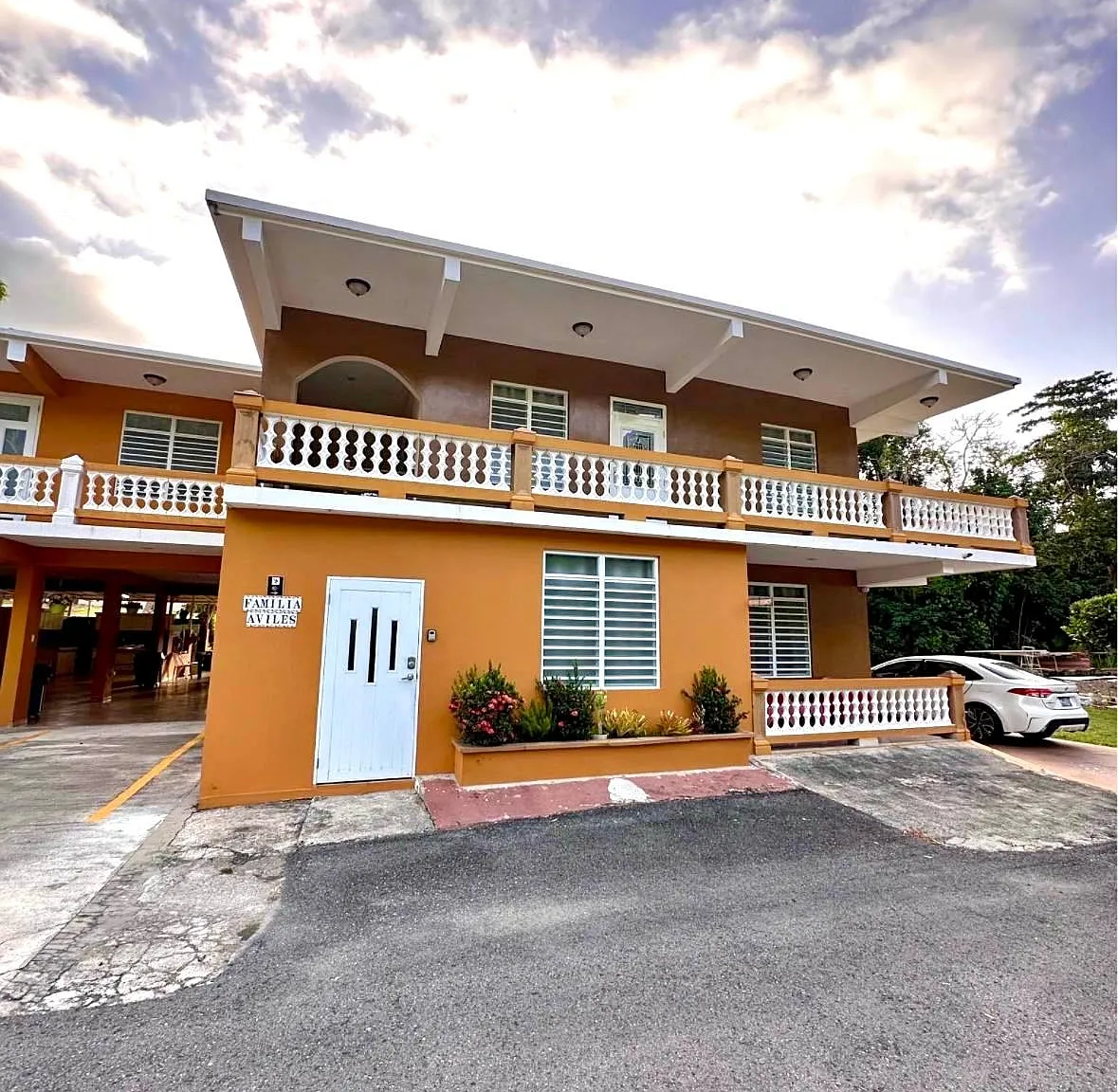 3 bed, 1.0 bath, 1400 sqft, $1,800 — Photo 1