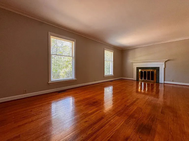 2305 Mirror Lake Dr — Photo 6