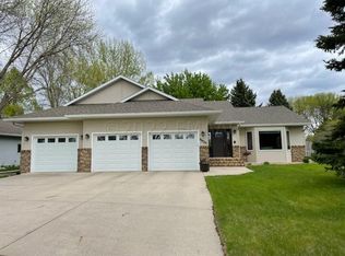 3920 River Oak Cir, Moorhead, MN 56560
