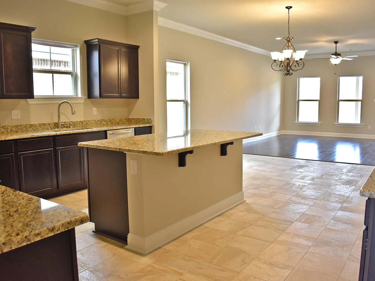 421 Berg Ct — Photo 3