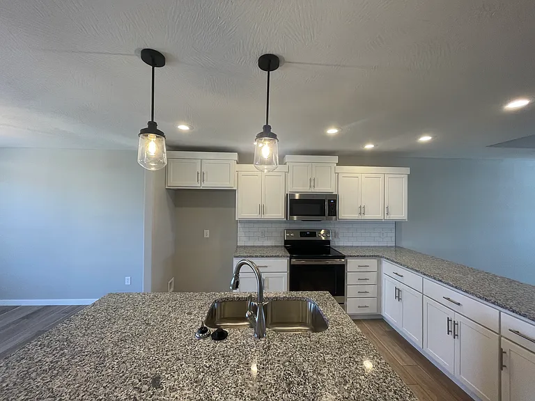 692 N Jozlynn Ave — Photo 2