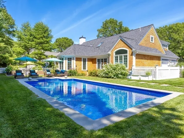 3 Ground Cover Ln, Sandwich, MA 02563