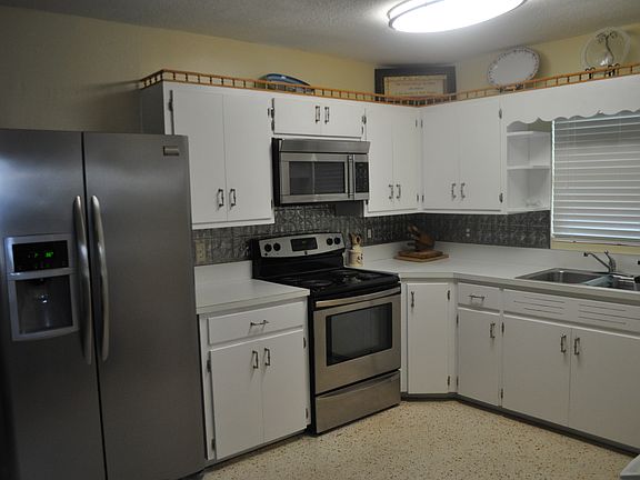 Full kitchen with new stainless appliances