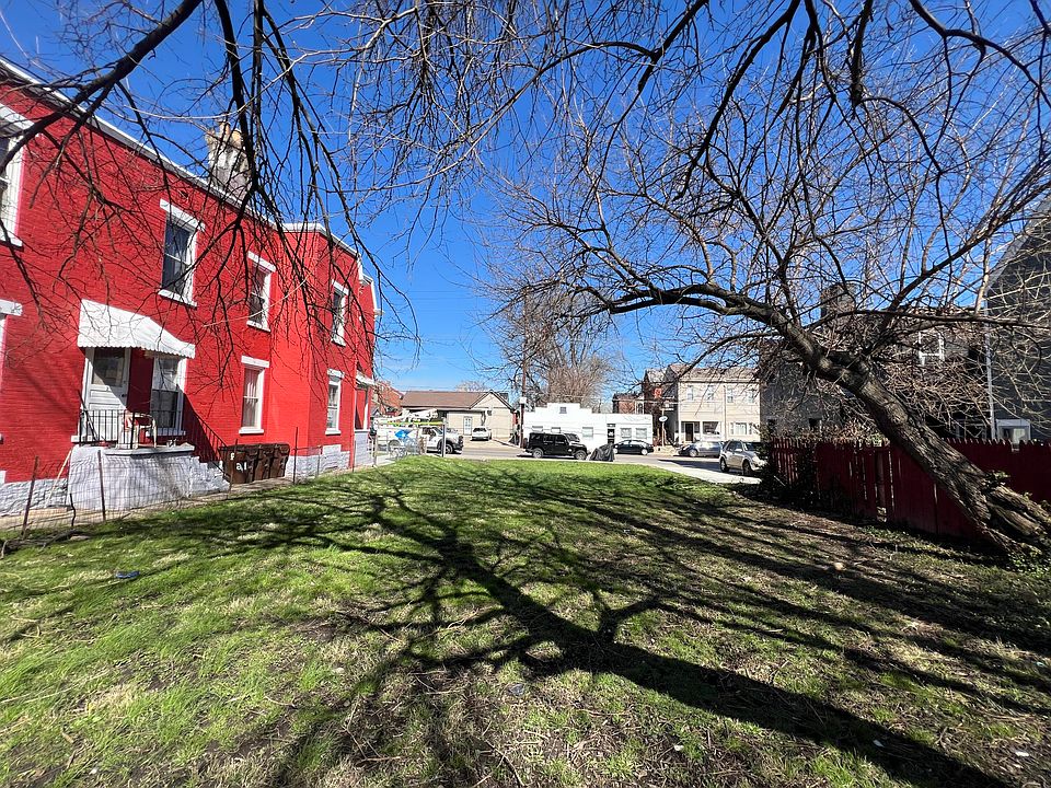 2nd image of 25 E 20th St
