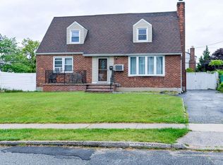 728 Bayberry Rd, Franklin Square, NY 11010
