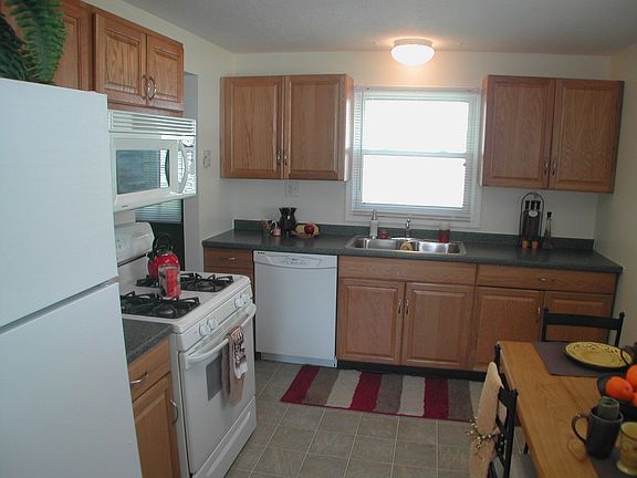 Kitchen w/Appliances