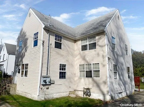 90 E Smith Street, Amityville, NY 11701