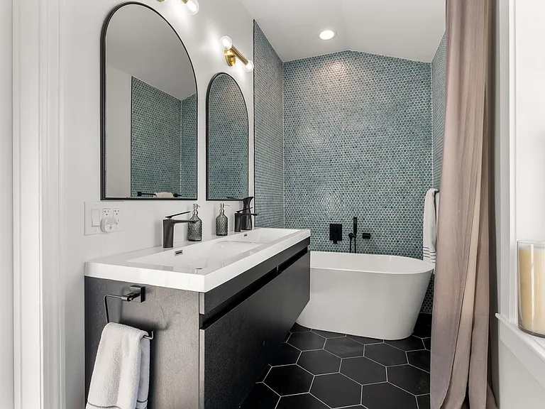 148 Lexington St — Photo 13