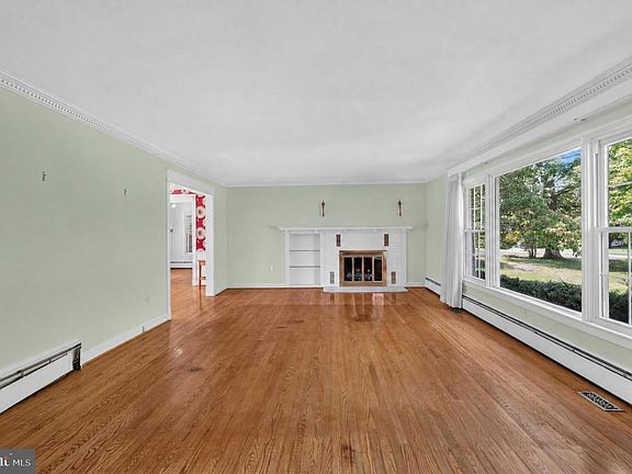 3rd image of 805 Orchard Way