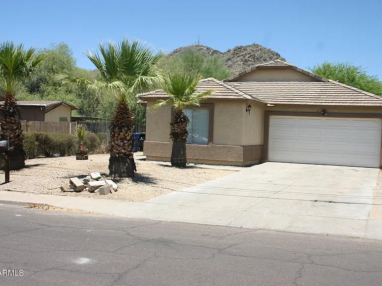 516 E Vogel Ave — Photo 2