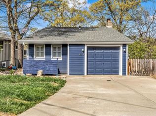 749 NW South Shore Dr, Lake Waukomis, MO 64151