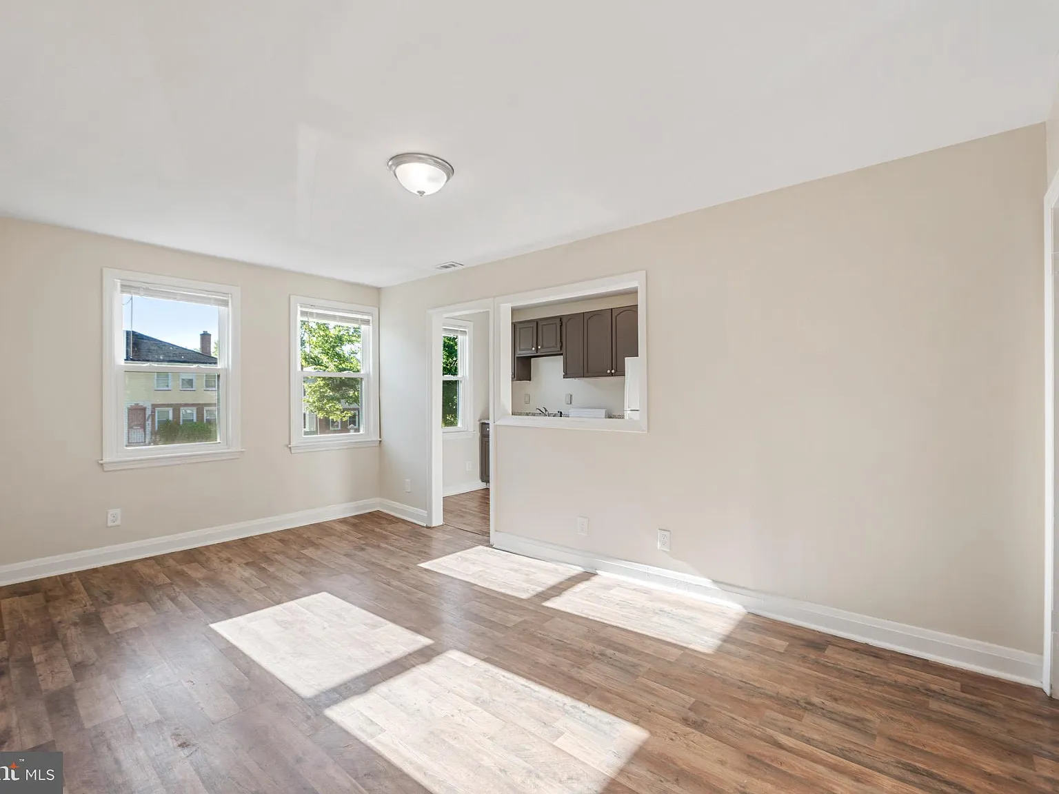 2 bed, 1.0 bath, 932 sqft, $1,200 — Photo 2