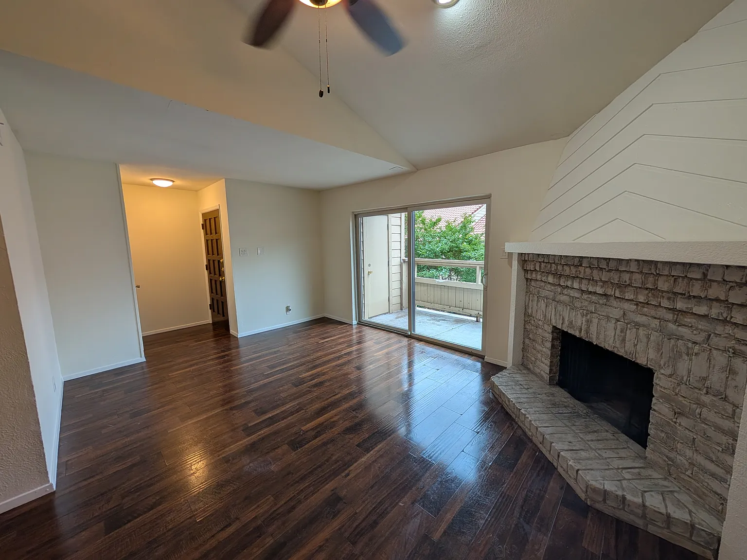 2 bed, 1.5 bath, 837 sqft, $1,550 — Photo 2